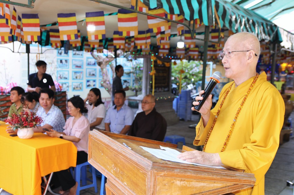 Hòa thượng Thích Chơn Không phát biểu tại buổi trao quà