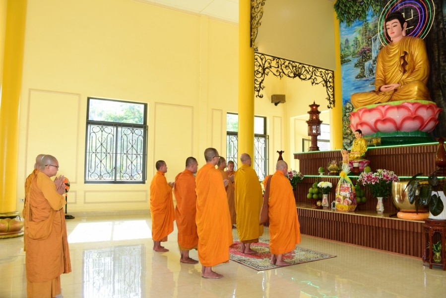 Đảnh lễ Tam bảo tại chùa Phước Huệ