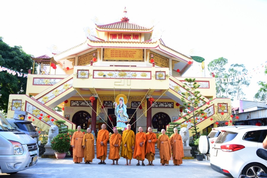 Trước tịnh xá Ngọc Ánh