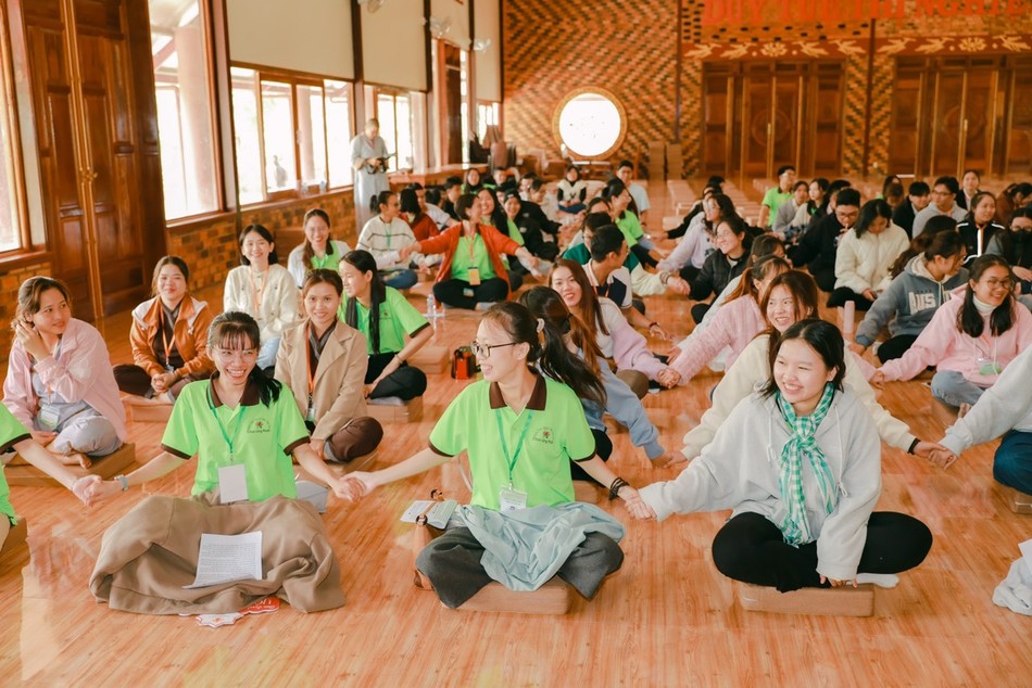 Các bạn trẻ ngồi với nhau để có thêm cơ hội kết nối, trao cho nhau yêu thương như người một nhà