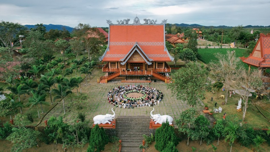 Các bạn trẻ tham gia ngồi thiền cùng quý Sư