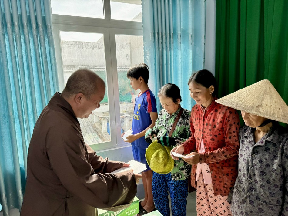 Trao quà Tết đến bà con khó khăn Trao quà Tết đến bà con khó khăn