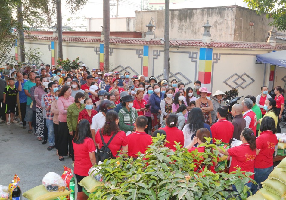 Người nghèo tại xã Vĩnh Lộc B đến thiền viện Thiên Phước nhận quà Tết Người nghèo tại xã Vĩnh Lộc B đến thiền viện Thiên Phước nhận quà Tết