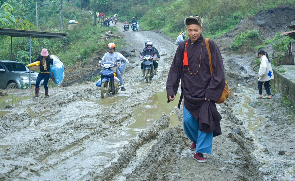 Con đường vào bản Phà Lè