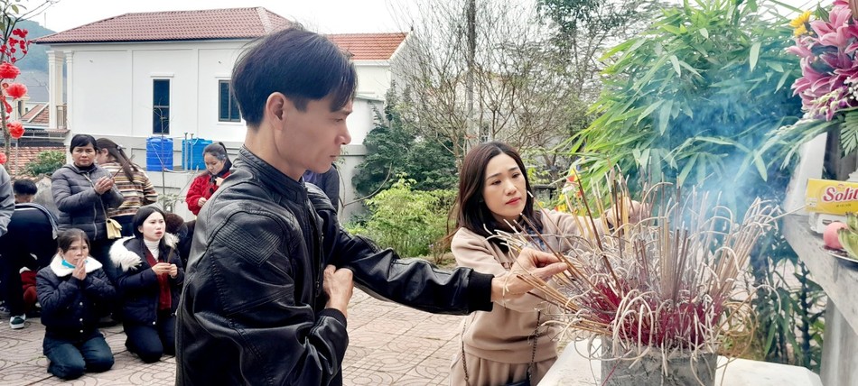 Dâng hương cầu an tại chùa An Thái Dâng hương cầu an tại chùa An Thái