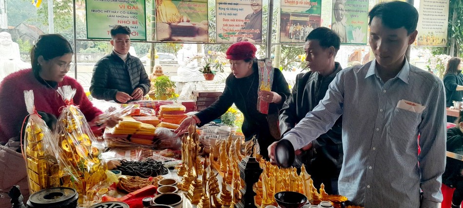 Người dân thích thú với những đồ vật được trưng bày tại chùa Đông Yên Người dân thích thú với những đồ vật được trưng bày tại chùa Đông Yên
