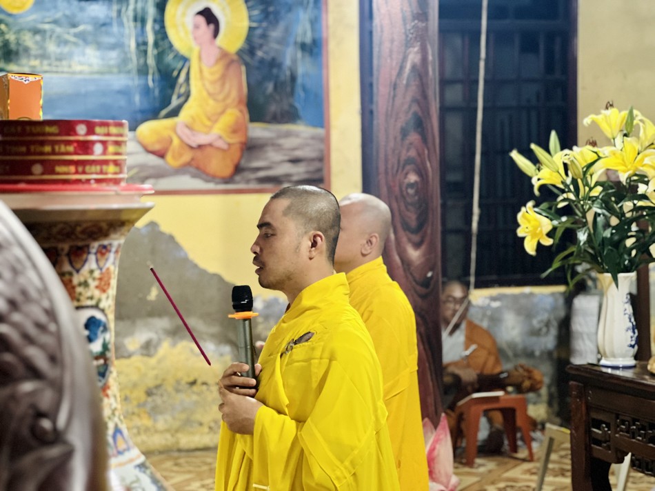 Chư tôn đức niêm hương bạch Phật