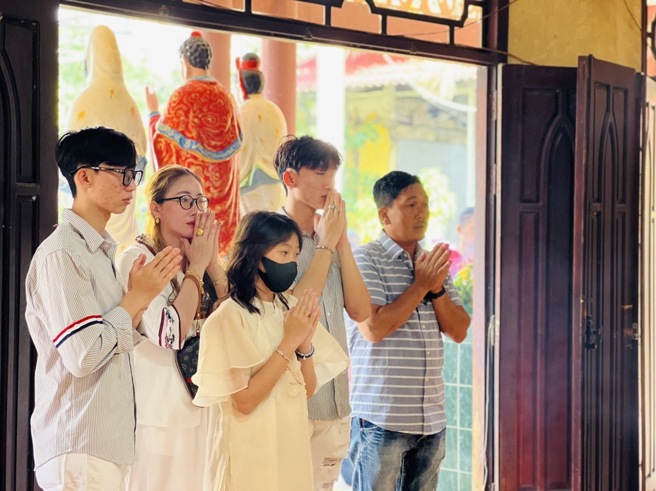 Gia đình hướng Phật ngày xuân