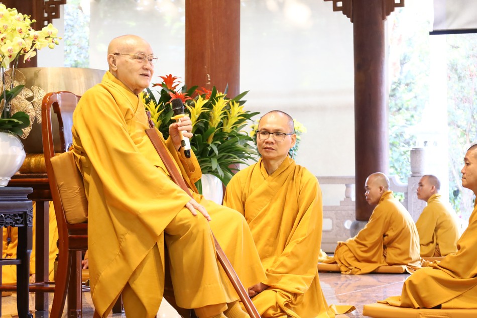 Trưởng lão Hòa thượng Thích Nhật Quang sách tấn các thiền sinh