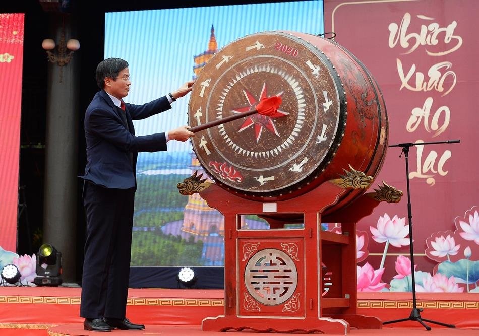 Lãnh đạo tỉnh Ninh Bình đánh trống khai hội