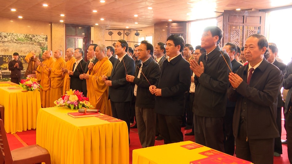 Dâng hương, niệm Phật, cử hành nghi lễ khai bút, cầu trí tuệ Dâng hương, niệm Phật, cử hành nghi lễ khai bút, cầu trí tuệ