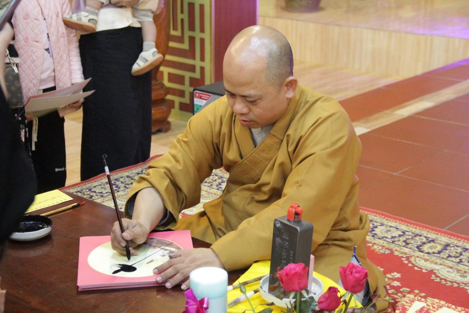 Chư Tăng chùa Đức Hậu viết thư pháp tặng đến du khách dữ lễ khai bút Chư Tăng chùa Đức Hậu viết thư pháp tặng đến du khách dữ lễ khai bút