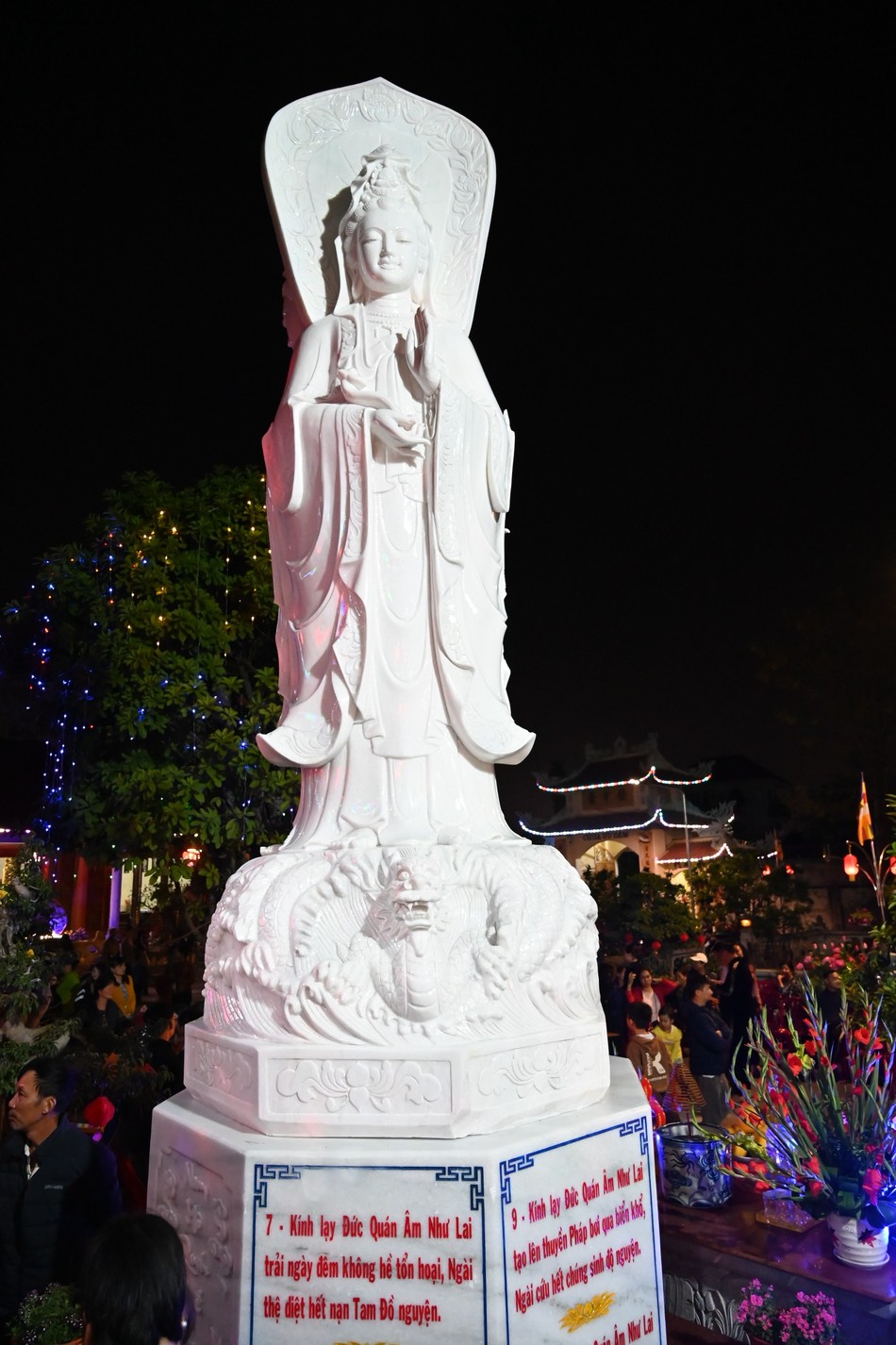 Trên bệ tượng có khắc 12 hạnh nguyện của Bồ-tát Quán Thế Âm Trên bệ tượng có khắc 12 hạnh nguyện của Bồ-tát Quán Thế Âm