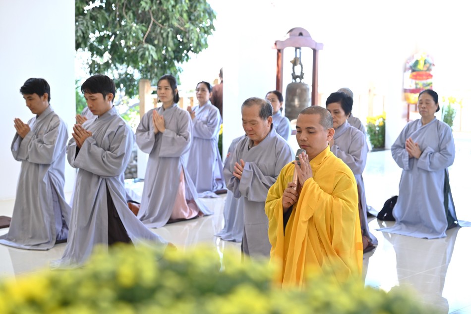 Đại đức Thích Nguyện Truyền hướng dẫn đạo tràng dâng lời chúc Tết đến Hòa thượng trụ trì Đại đức Thích Nguyện Truyền hướng dẫn đạo tràng dâng lời chúc Tết đến Hòa thượng trụ trì