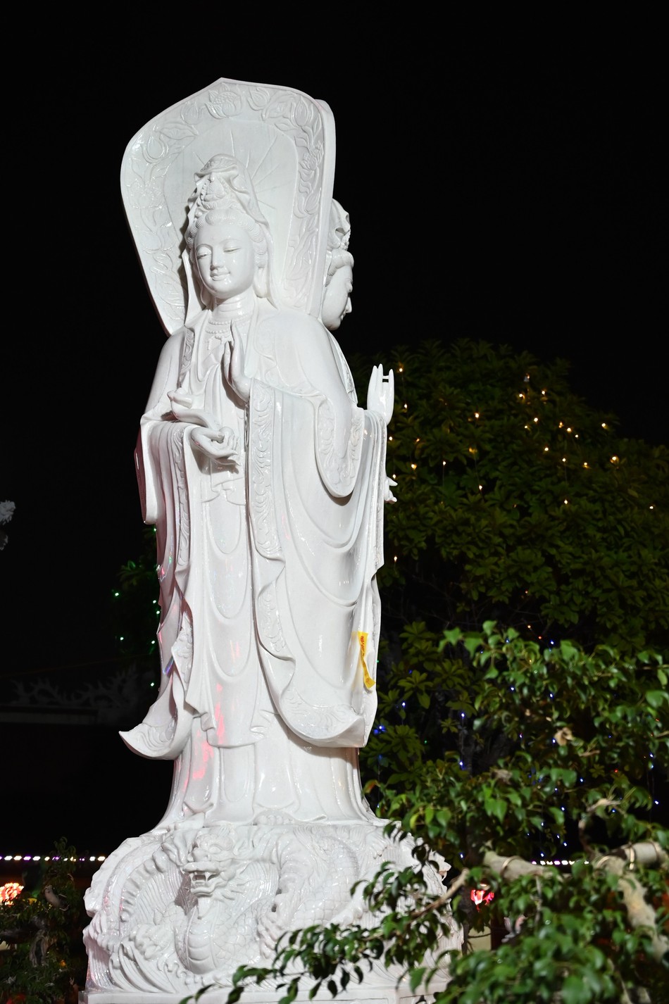 Tôn tượng Bồ-tát Quán Thế Âm nặng 9 tấn Tôn tượng Bồ-tát Quán Thế Âm nặng 9 tấn