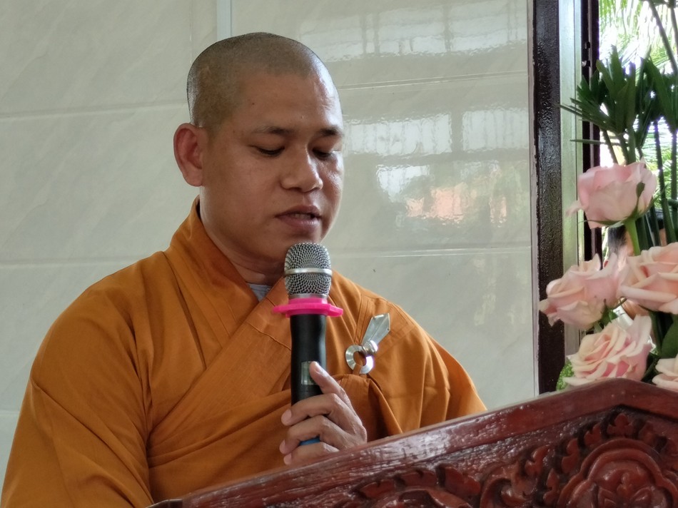 Đại đức Thích Thiện Đạo báo cáo sơ lược về quá trình trùng tu ngôi chánh điện chùa Long Thành