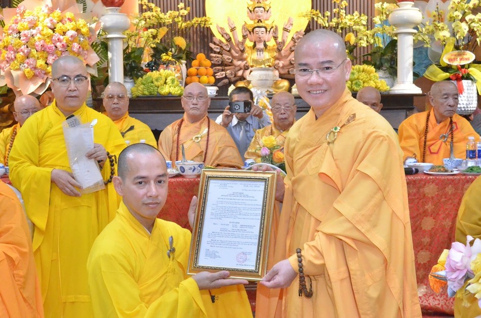 Thượng tọa Thích Thông Đạo thay mặt Ban Trị sự GHPGVN TP.Đà Nẵng trao quyết định bổ nhiệm trụ trì chùa Tân Ninh đến Đại đức Thích Hạnh Quang - đệ tử cố Hòa thượng Thích Như Đạt Thượng tọa Thích Thông Đạo thay mặt Ban Trị sự GHPGVN TP.Đà Nẵng trao quyết định bổ nhiệm trụ trì chùa Tân Ninh đến Đại đức Thích Hạnh Quang - đệ tử cố Hòa thượng Thích Như Đạt