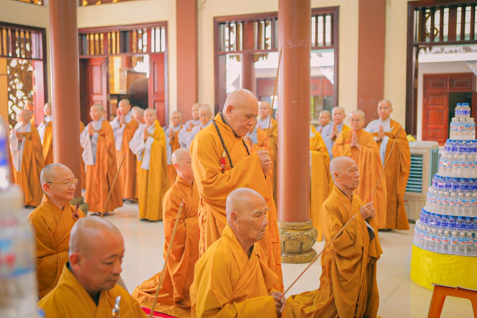 Chư tôn đức niêm hương đảnh lễ Tam bảo Chư tôn đức niêm hương đảnh lễ Tam bảo