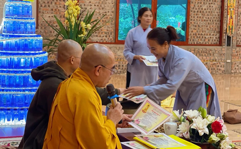 Trao chứng điệp quy y đến Phật tử Trao chứng điệp quy y đến Phật tử