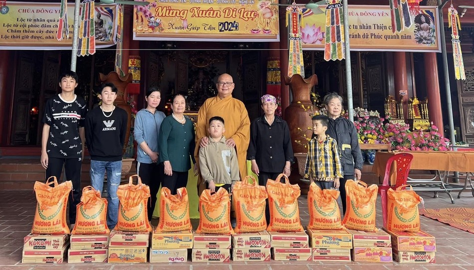 Đại đức Thích Nguyên Quang, trụ xứ chùa Đông Yên trao quà đầu năm đến các hoàn cảnh khó khăn Đại đức Thích Nguyên Quang, trụ xứ chùa Đông Yên trao quà đầu năm đến các hoàn cảnh khó khăn