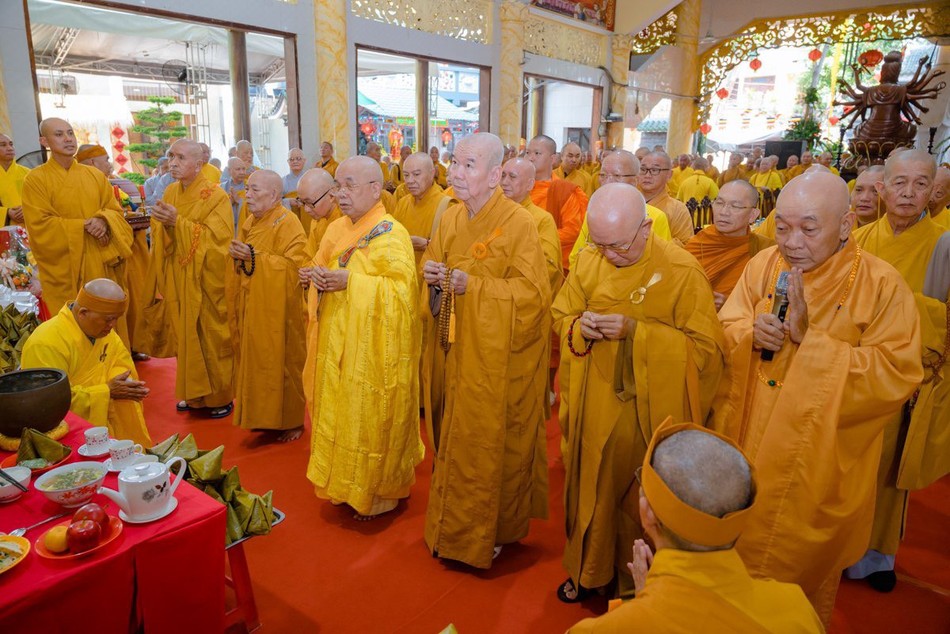 Chư tôn giáo phẩm nhất tâm cầu nguyện Chư tôn giáo phẩm nhất tâm cầu nguyện