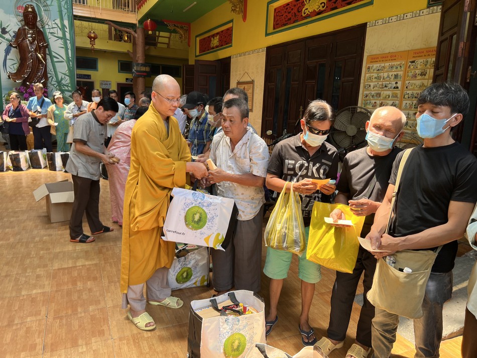 Đại đức Thích Phước Hiển trao quà đến người khiếm thị Đại đức Thích Phước Hiển trao quà đến người khiếm thị