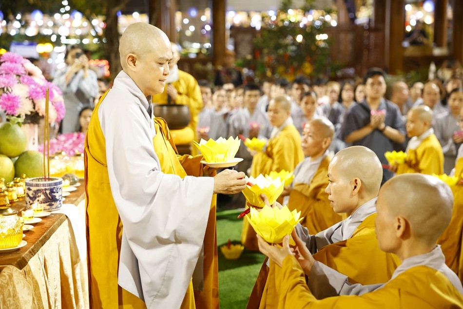 Thắp hoa đăng cầu nguyện quốc thái dân an Thắp hoa đăng cầu nguyện quốc thái dân an