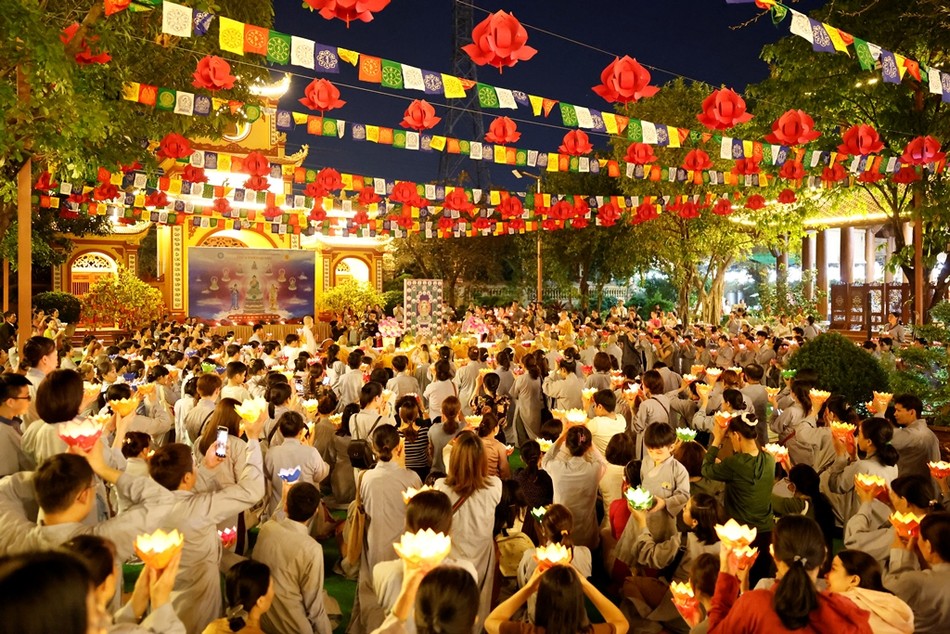 Quang cảnh buổi lễ cầu an tại chùa Thiên Quang vào đêm rằm tháng Giêng Quang cảnh buổi lễ cầu an tại chùa Thiên Quang vào đêm rằm tháng Giêng