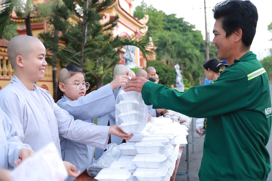 Trao bữa ăn sáng yêu thương đến người lao động Trao bữa ăn sáng yêu thương đến người lao động