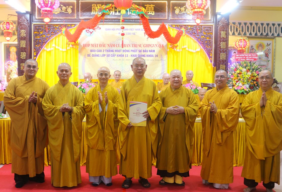 Ban Chủ nhiệm lớp Sơ cấp Phật học Q.8 khóa XIV nhận quyết định chuẩn y nhân sự Ban Chủ nhiệm lớp Sơ cấp Phật học Q.8 khóa XIV nhận quyết định chuẩn y nhân sự