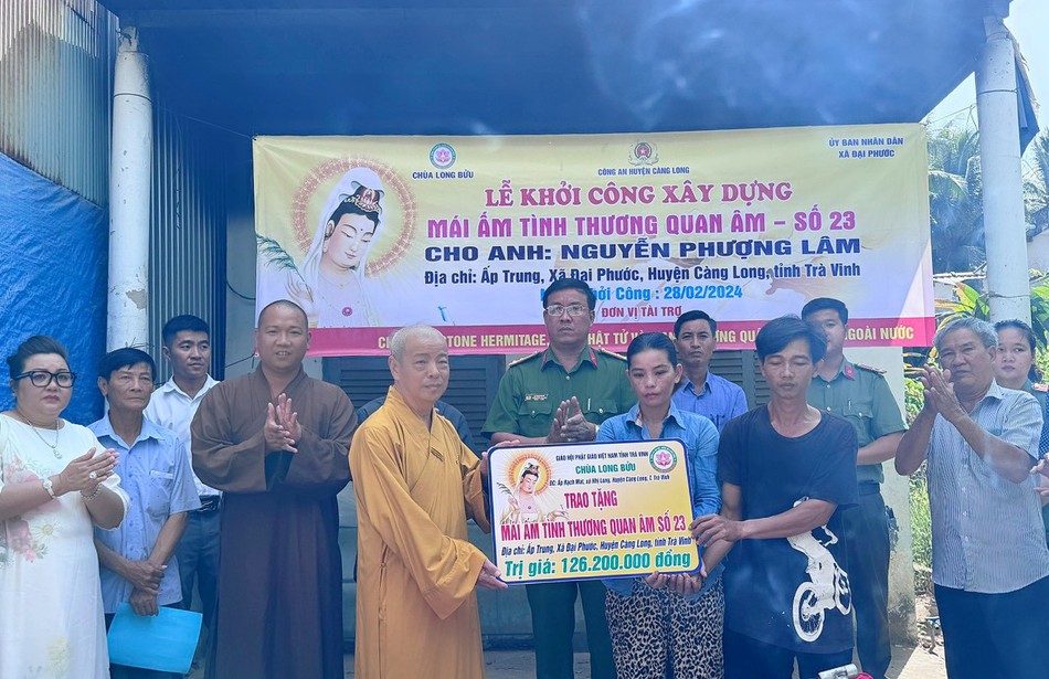 Hòa thượng Thích Trí Minh trao bảng tượng trưng số tiền ủng hộ đến gia đình ông Lâm