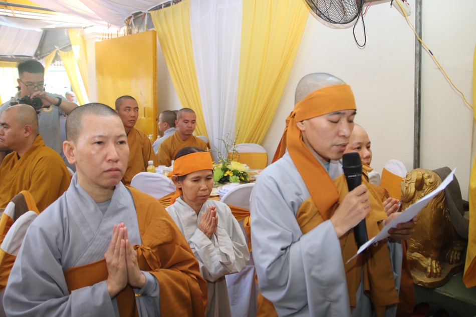 Sư cô Thích nữ Tâm Đạo dâng lời tác bạch Sư cô Thích nữ Tâm Đạo dâng lời tác bạch