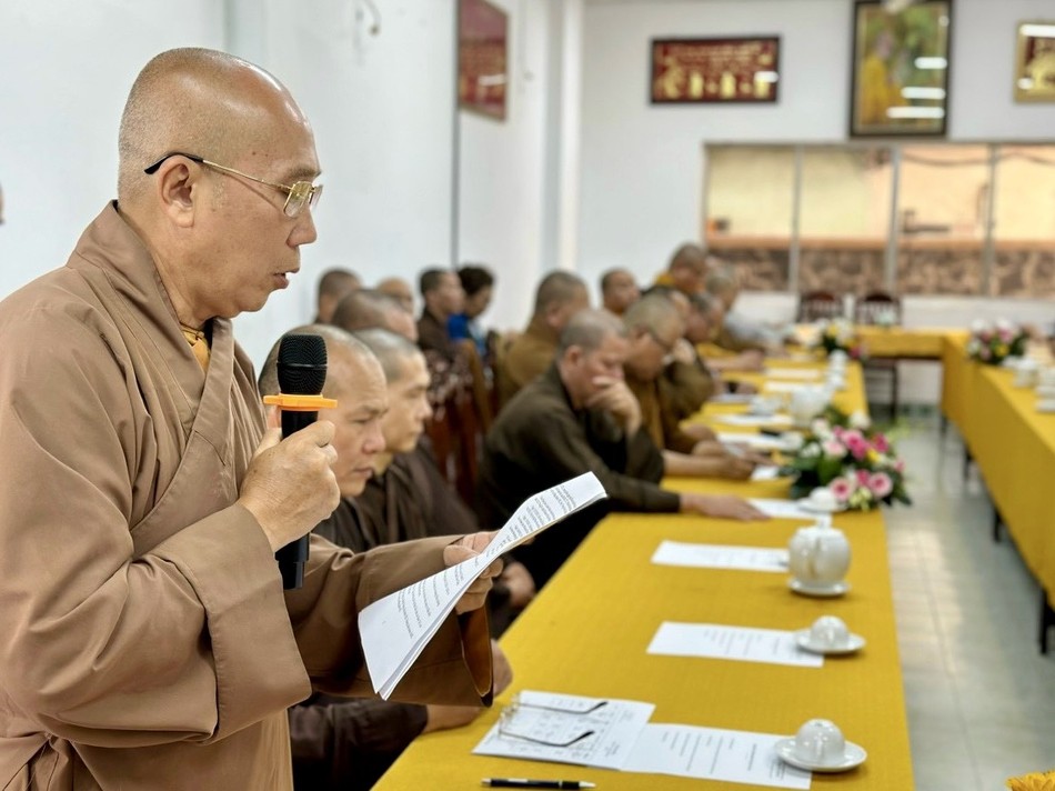 Thượng tọa Thích Minh Thành báo cáo công tác đào tạo Thượng tọa Thích Minh Thành báo cáo công tác đào tạo