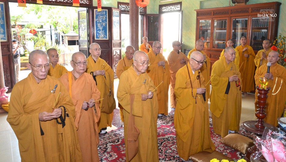 Chư tôn giáo phẩm dâng hương tưởng niệm Chư tôn giáo phẩm dâng hương tưởng niệm