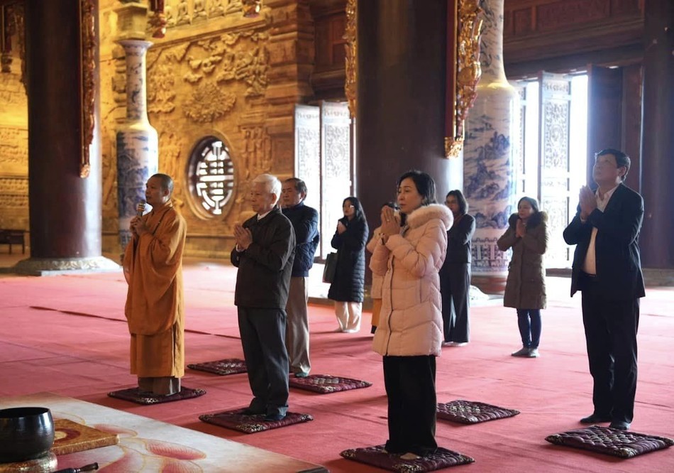Nguyên Chủ tịch nước Nguyễn Minh Triết và phái đoàn lễ Phật tại chánh điện Nguyên Chủ tịch nước Nguyễn Minh Triết và phái đoàn lễ Phật tại chánh điện