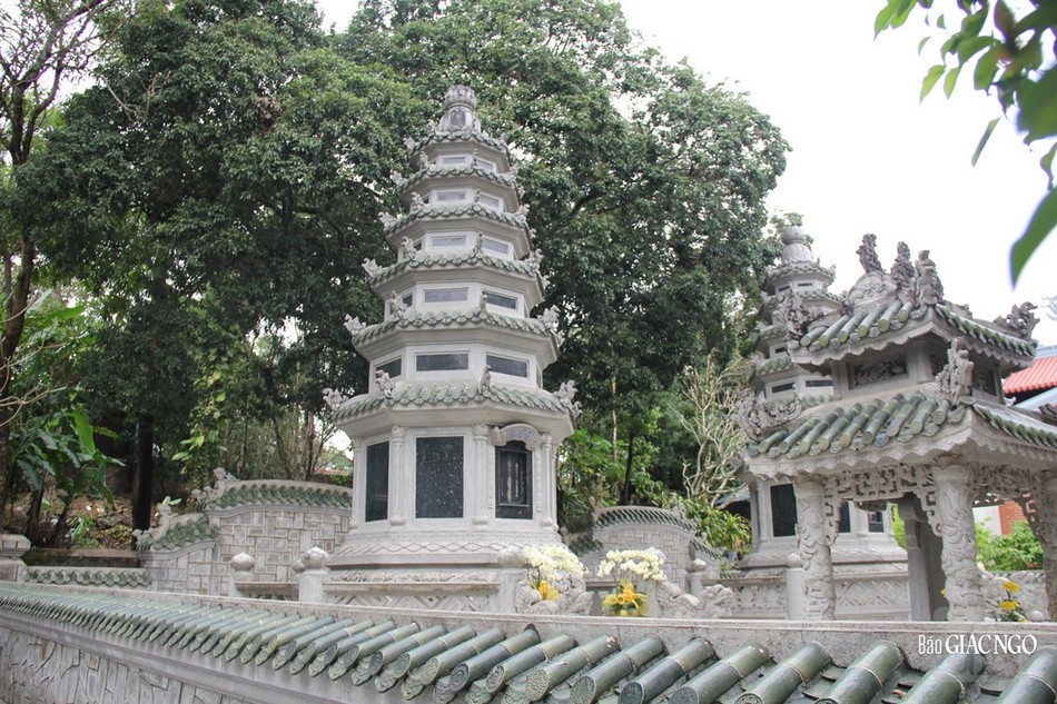 Bảo tháp Đại lão Hòa thượng Thích Tịnh Khiết trong khuôn viên tổ đình Tường Vân, cố đô Huế Bảo tháp Đại lão Hòa thượng Thích Tịnh Khiết trong khuôn viên tổ đình Tường Vân, cố đô Huế