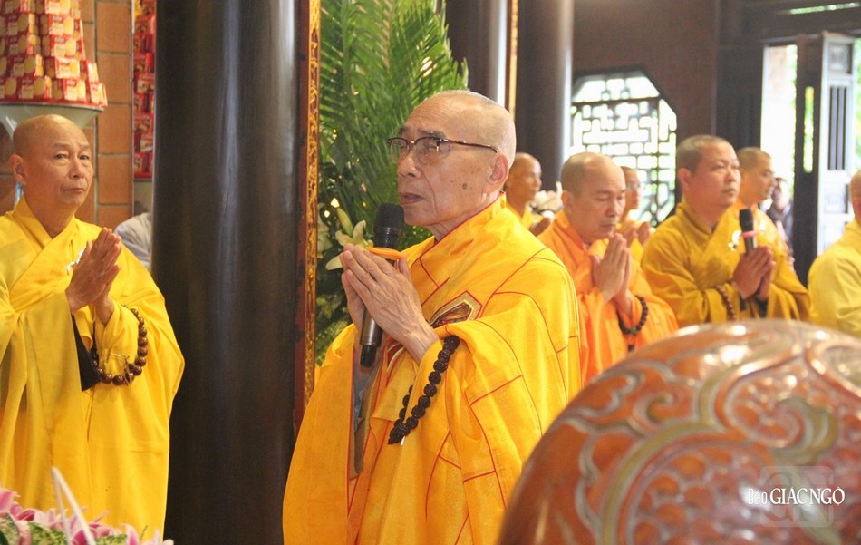 Trưởng lão Hòa thượng Thích Quang Nhuận cử hành lễ cúng ngọ theo nghi thức thiền môn cố đô Huế Trưởng lão Hòa thượng Thích Quang Nhuận cử hành lễ cúng ngọ theo nghi thức thiền môn cố đô Huế