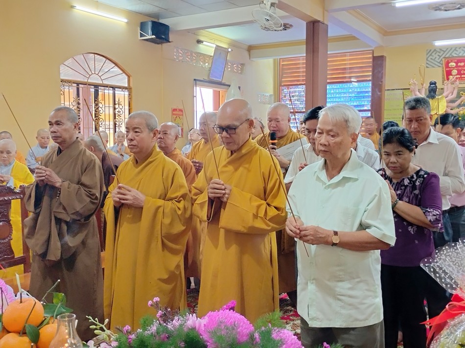 Chư tôn đức và đại diện chính quyền dâng hương tưởng niệm Chư tôn đức và đại diện chính quyền dâng hương tưởng niệm