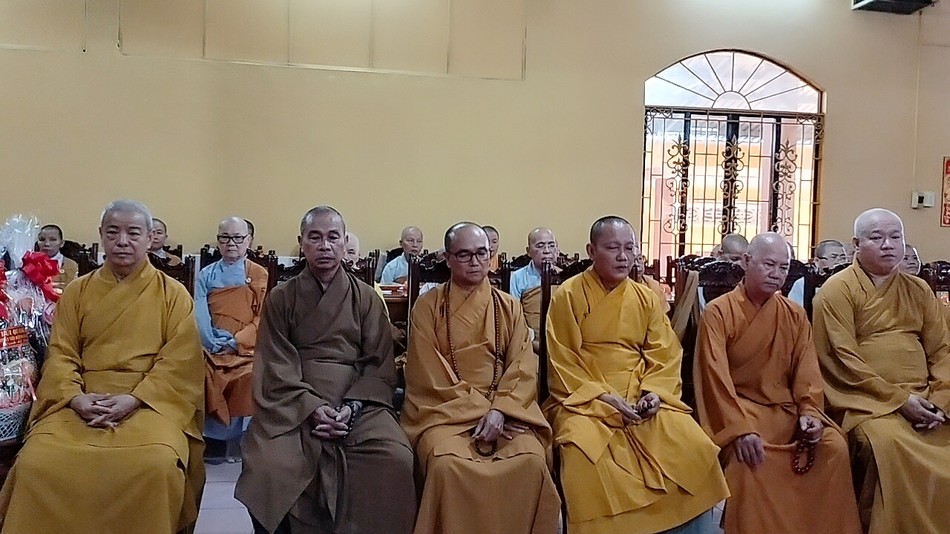 Chư tôn đức Tăng Ni tham dự buổi lễ Chư tôn đức Tăng Ni tham dự buổi lễ