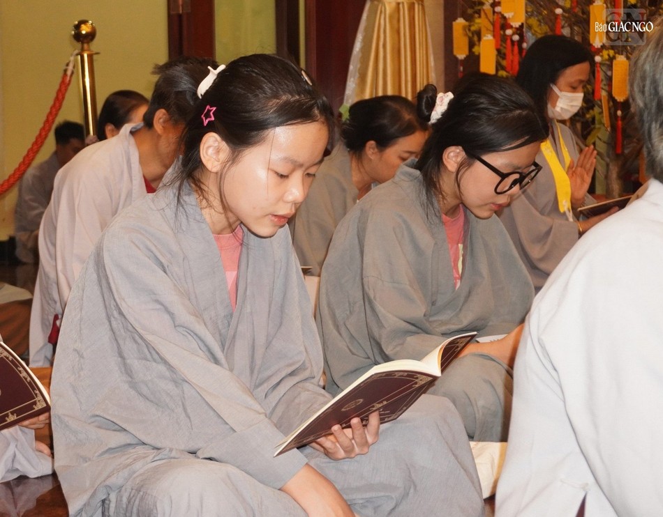 Phạm Quỳnh Nga, Phạm Quỳnh Anh chăm chú đọc kinh Dược Sư - Ảnh: N.Danh Phạm Quỳnh Nga, Phạm Quỳnh Anh chăm chú đọc kinh Dược Sư - Ảnh: N.Danh