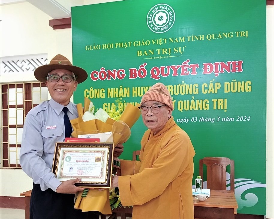 Trao quyết định công nhận huynh trưởng cấp Dũng - Gia đình Phật tử Quảng Trị đối với huynh trưởng cấp Tấn Tâm Ấn - Hoàng Thúc Quyền Trao quyết định công nhận huynh trưởng cấp Dũng - Gia đình Phật tử Quảng Trị đối với huynh trưởng cấp Tấn Tâm Ấn - Hoàng Thúc Quyền