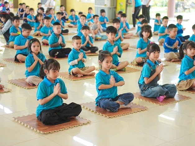 Các em thực hành chắp tay xá lạy Các em thực hành chắp tay xá lạy