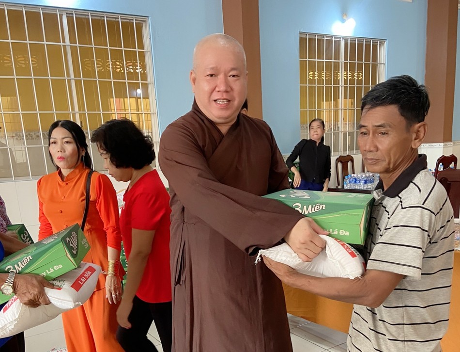 Thượng tọa Thích Tâm Khiết trao quà đến các hoàn cảnh khó khăn tại xã Phước Hảo