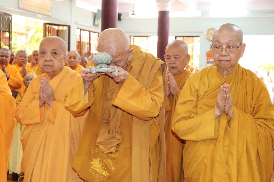Ni trưởng Thích nữ Chiêu Liên đại diện dâng trầm cúng dường Tổ sư Ni trưởng Thích nữ Chiêu Liên đại diện dâng trầm cúng dường Tổ sư