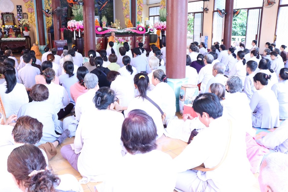 Đông đảo Phật tử gần xa về dự lễ tưởng niệm Đông đảo Phật tử gần xa về dự lễ tưởng niệm