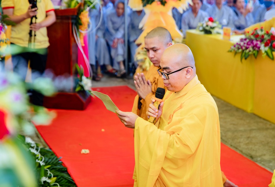 Đại đức Thích Phương Quang, tân trụ trì chùa Từ Tôn dâng lời phát nguyện Đại đức Thích Phương Quang, tân trụ trì chùa Từ Tôn dâng lời phát nguyện