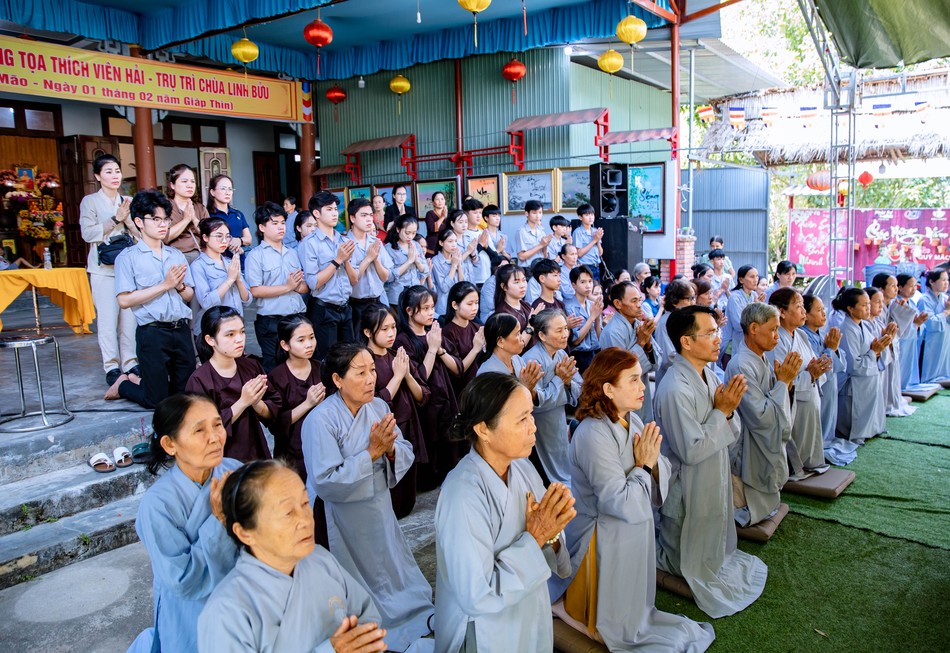 Phật tử và các em đoàn sinh Gia đình Phật tử tham dự buổi lễ Phật tử và các em đoàn sinh Gia đình Phật tử tham dự buổi lễ