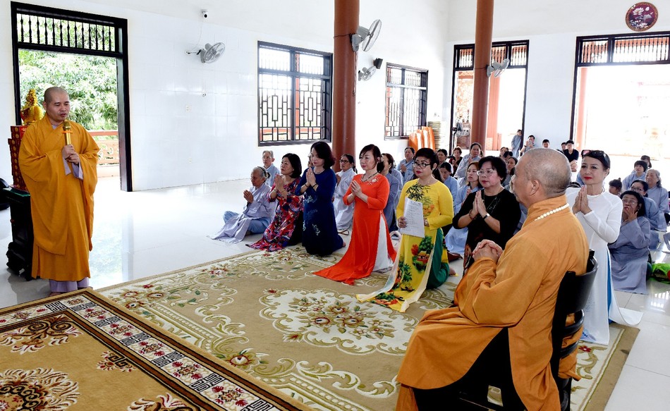 Đại đức Thích Nguyên Huấn, trụ trì chùa Phước Huệ tri ân đoàn Đại đức Thích Nguyên Huấn, trụ trì chùa Phước Huệ tri ân đoàn