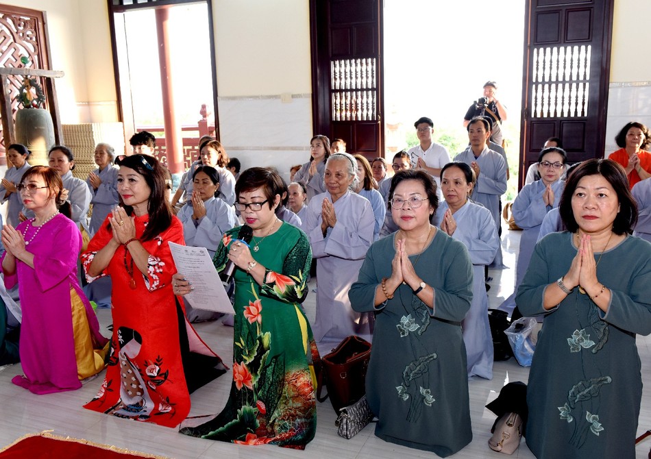 Tại mỗi điểm đến, đại diện Phật tử tác bạch cúng dường Tại mỗi điểm đến, đại diện Phật tử tác bạch cúng dường