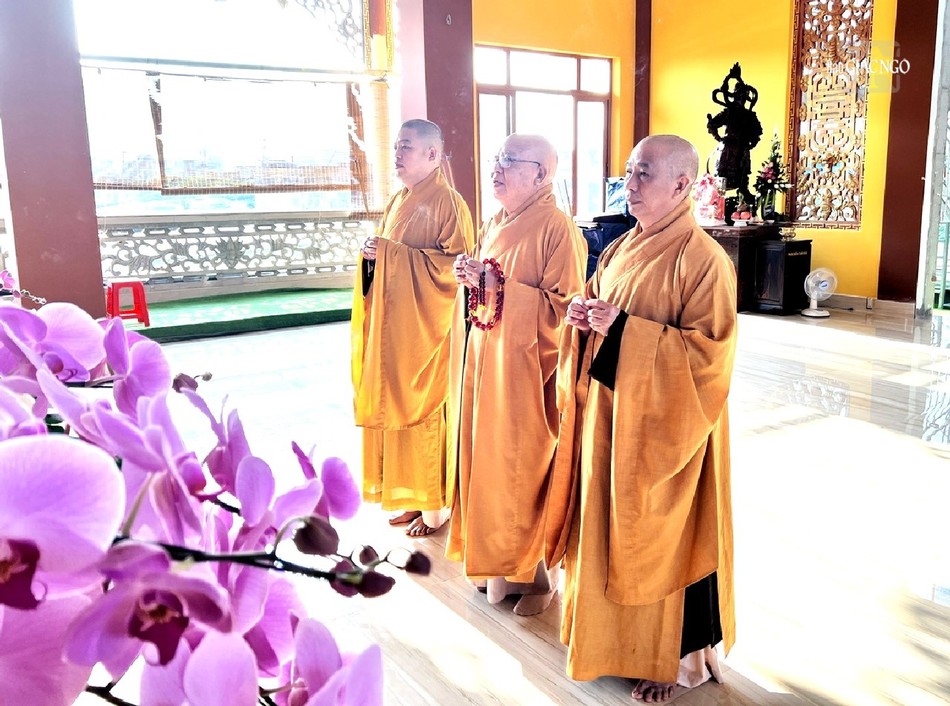 Chư tôn đức dâng hương tưởng niệm Chư tôn đức dâng hương tưởng niệm